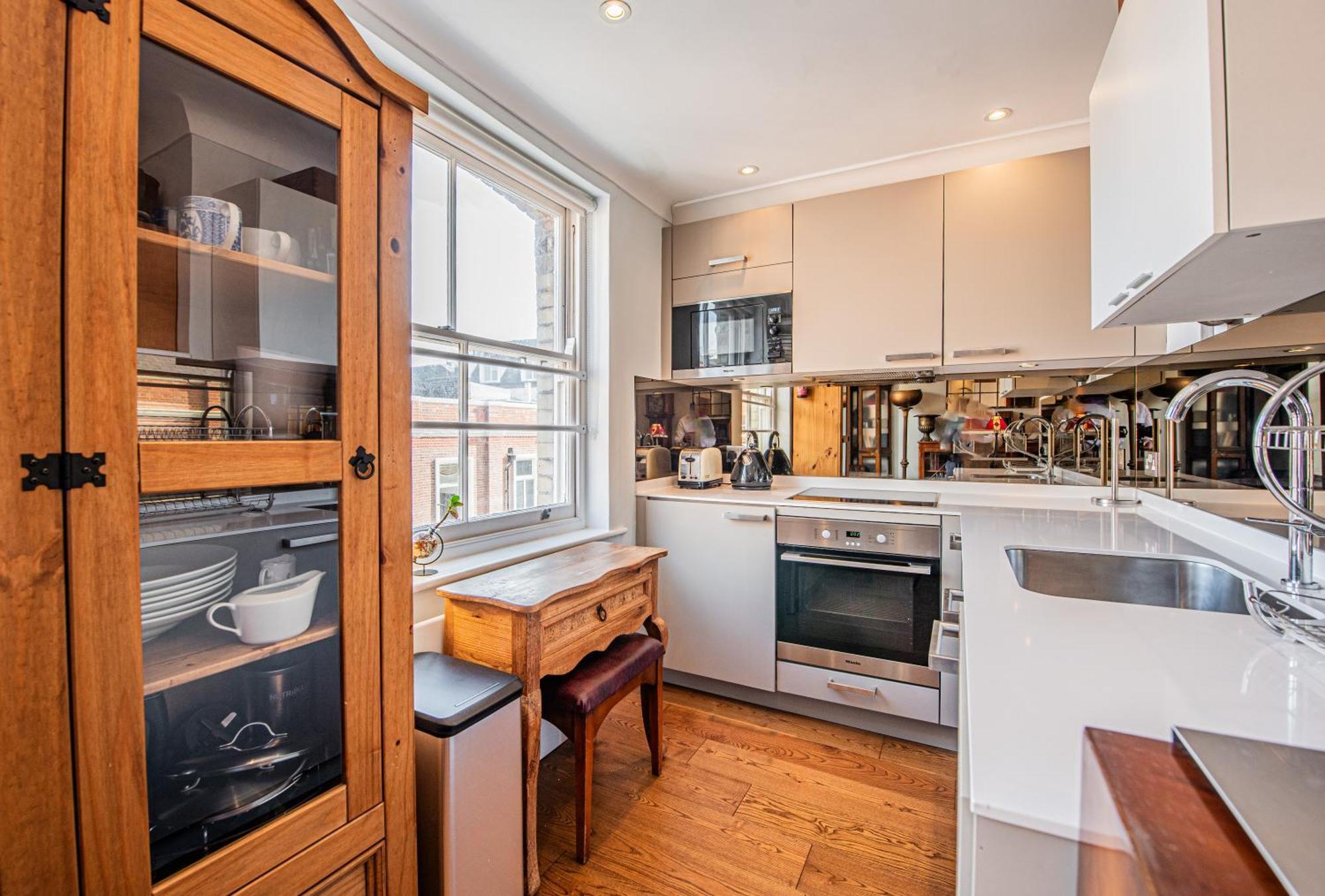 Stylish 1-Bed Flat In Soho - Prime Central Лондон Экстерьер фото